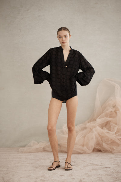 EMBROIDERY CUFF BLOUSE ブラック Rea Shirred Cuff Blouse | Black Embroidery – Luxe de Valentina